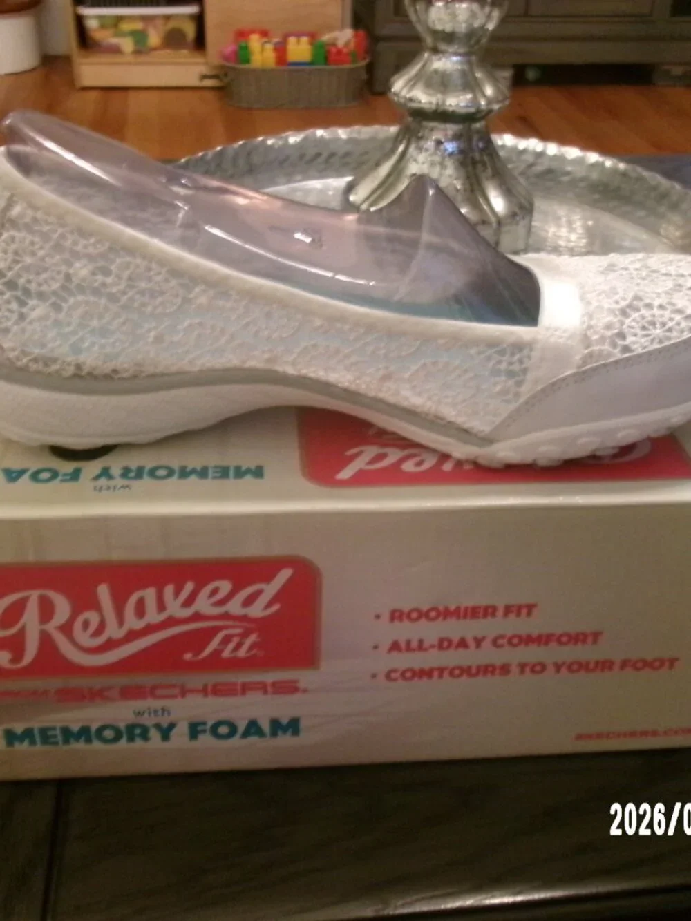 Skechers Breathe Easy Pretty Factor White Flats Women Size 6.5 Relaxed Fit Shoe